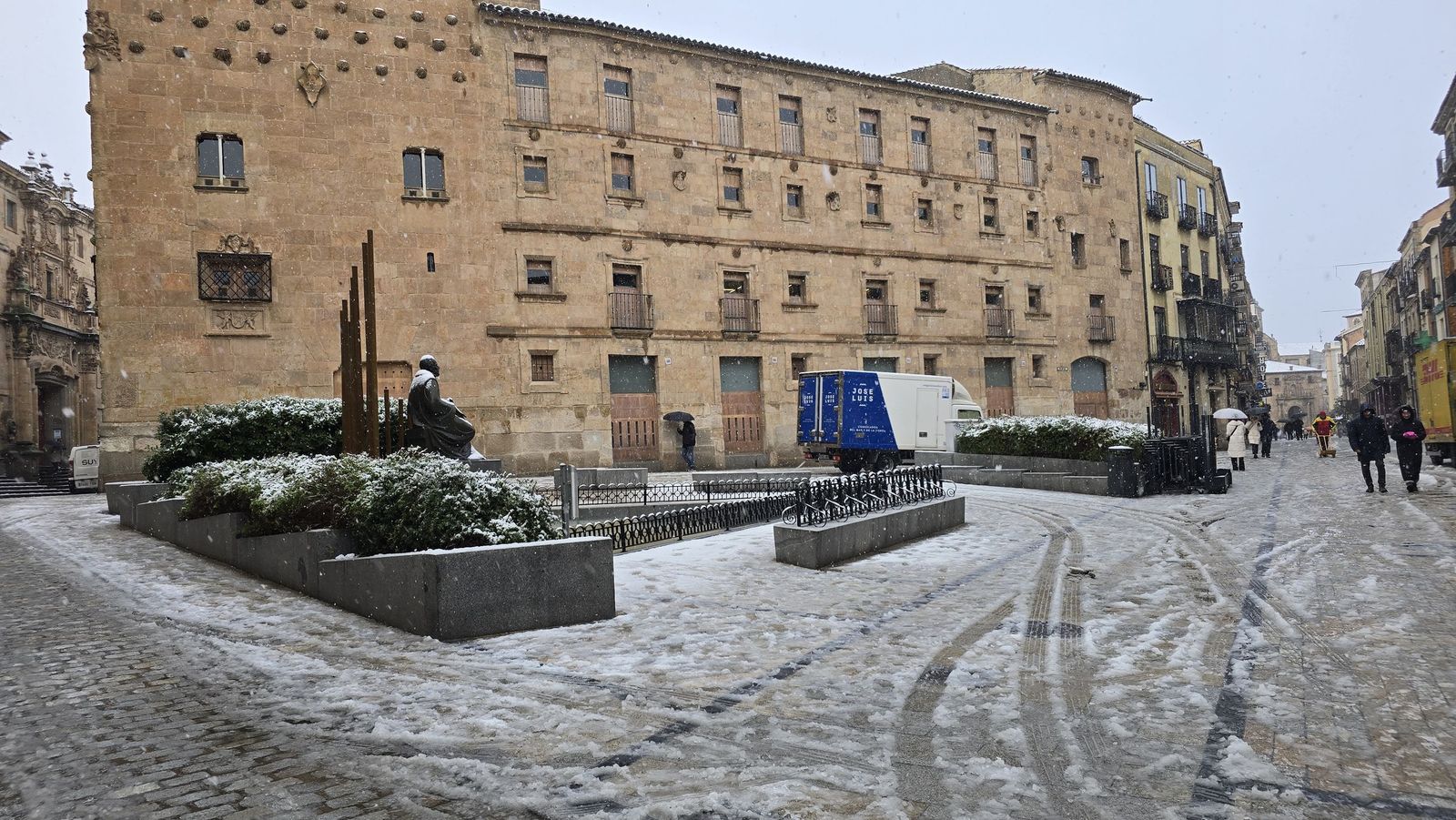 La nieve anega carreteras y tiñe de blanco Salamanca capital y provincia: imágenes de la nevada de este 28 de enero