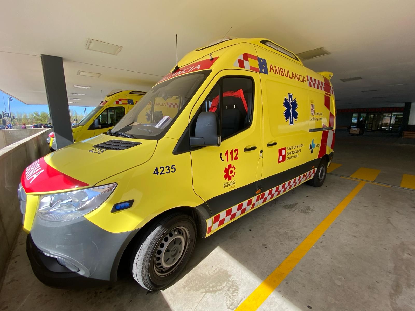 Ambulancia en el Hospital de Salamanca en una foto de archivo (9)