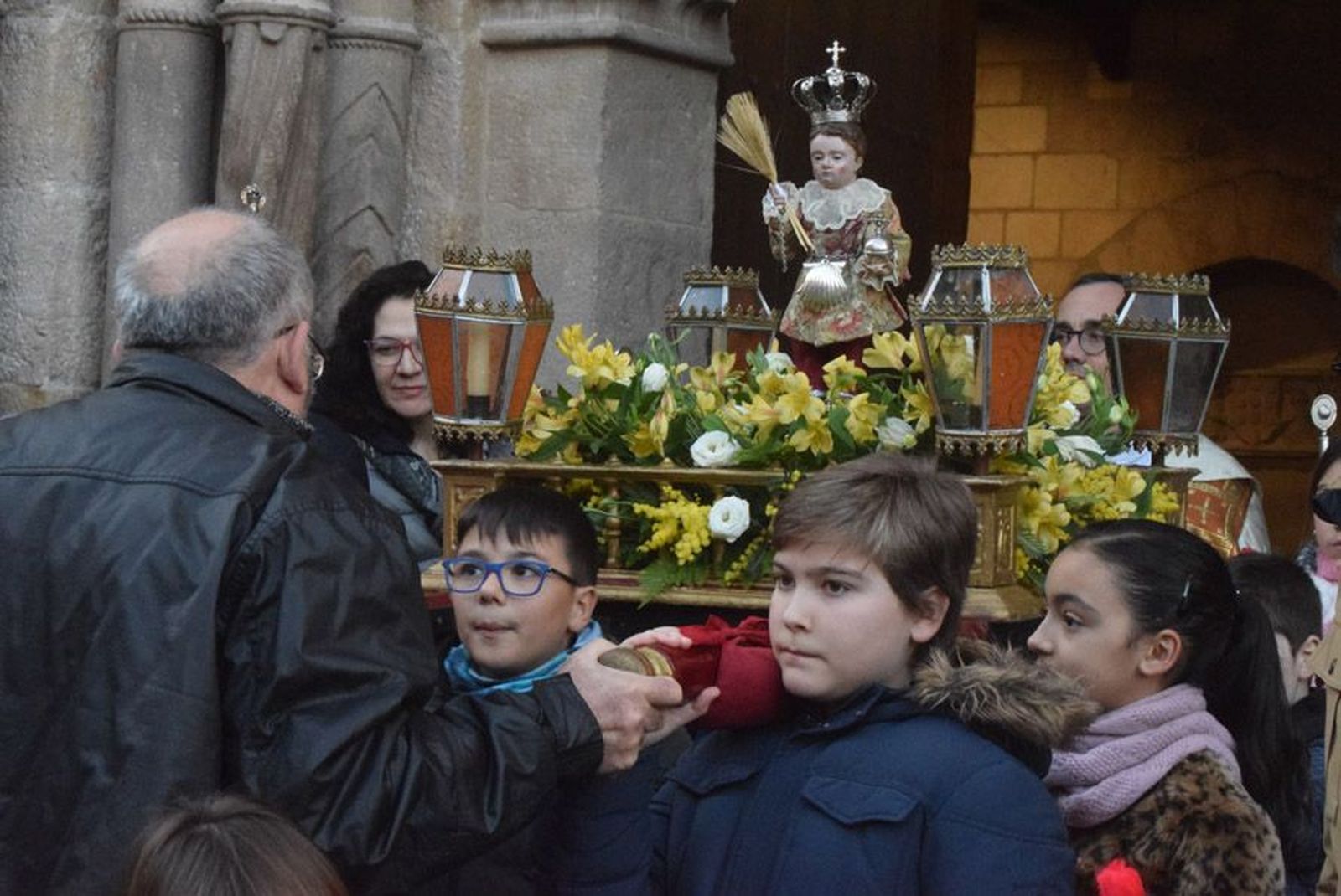 las-candelas-vuelven-a-unir-la-iglesia-de-san-juan-con-la-de-san-vicente-56
