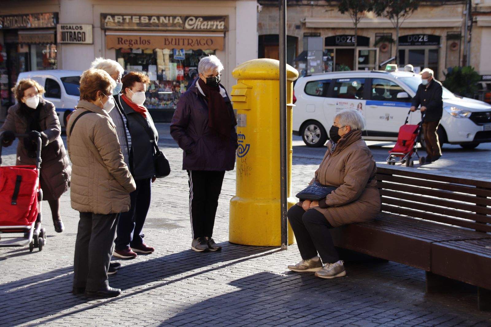 Mujeres con mascarilla en Salamanca