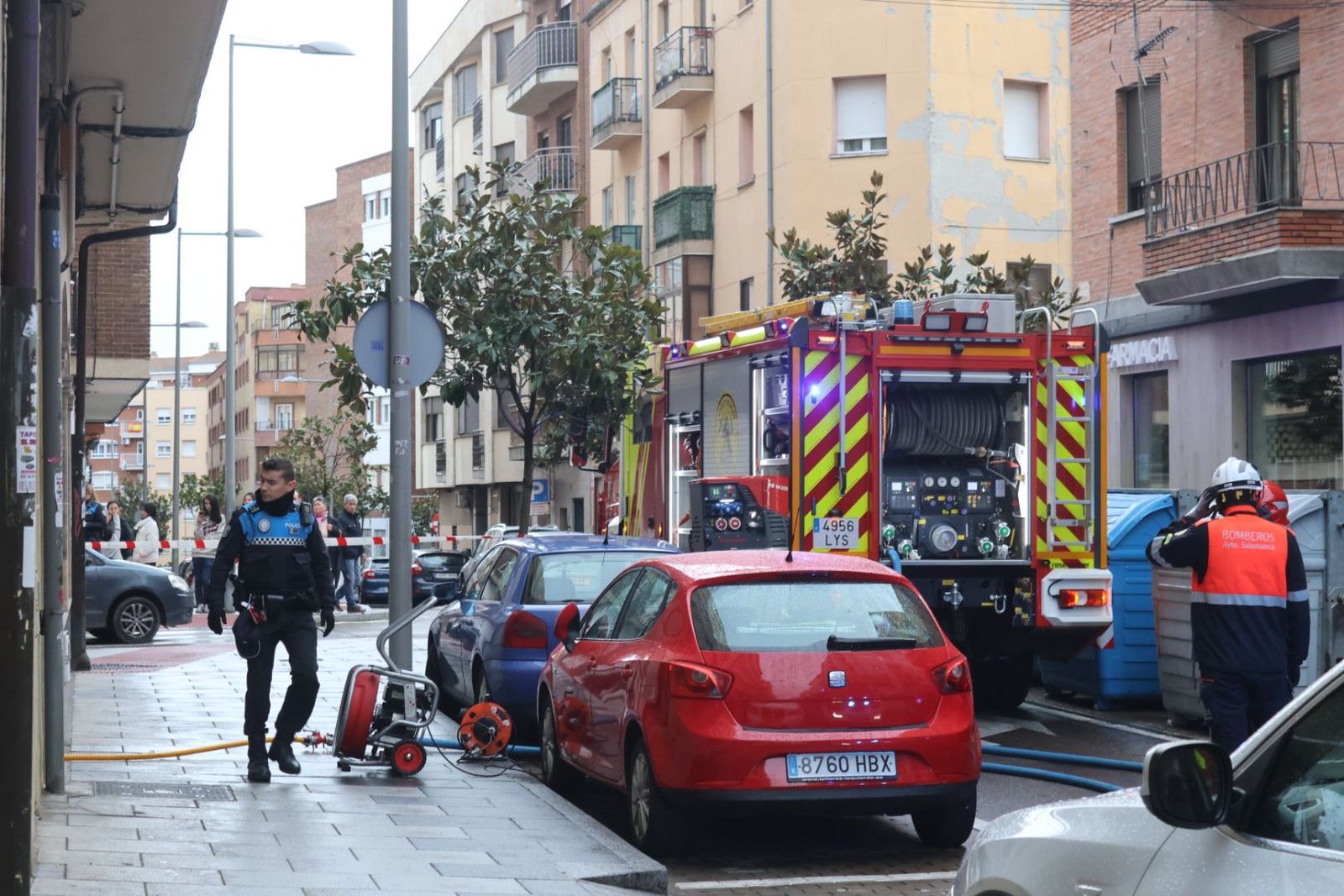 El incendio de un patinete eléctrico provoca el desalojo de un edificio en la calle Bolívar