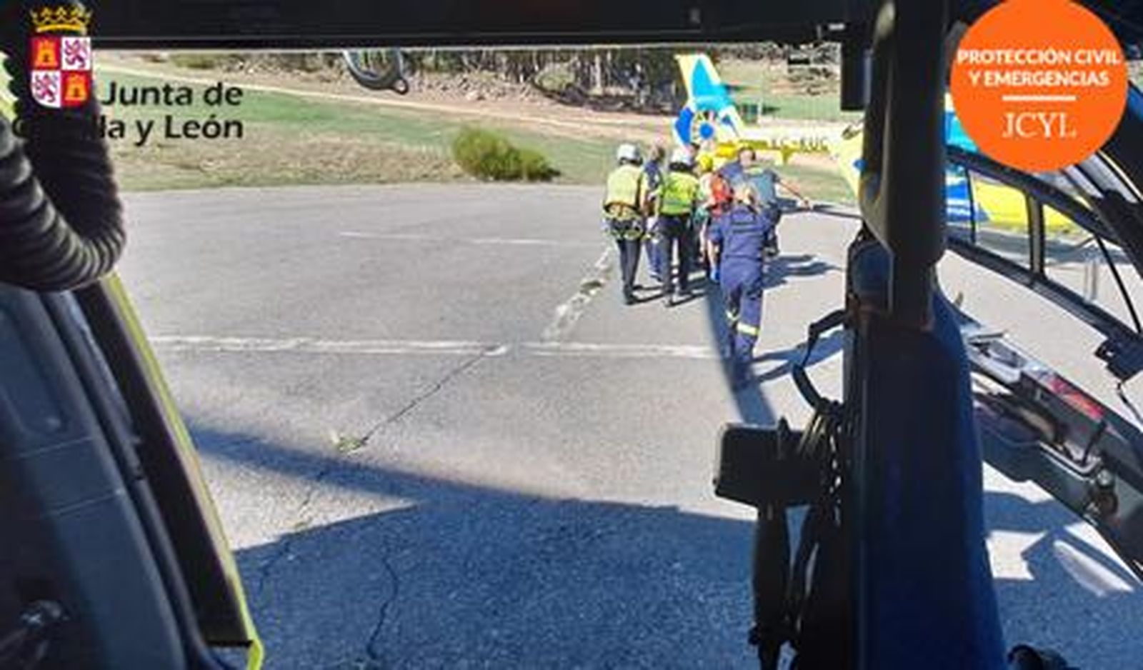El Grupo de Rescate de la Junta de Castilla y León auxilia a un montañero herido en Gredos. Foto @112cyl