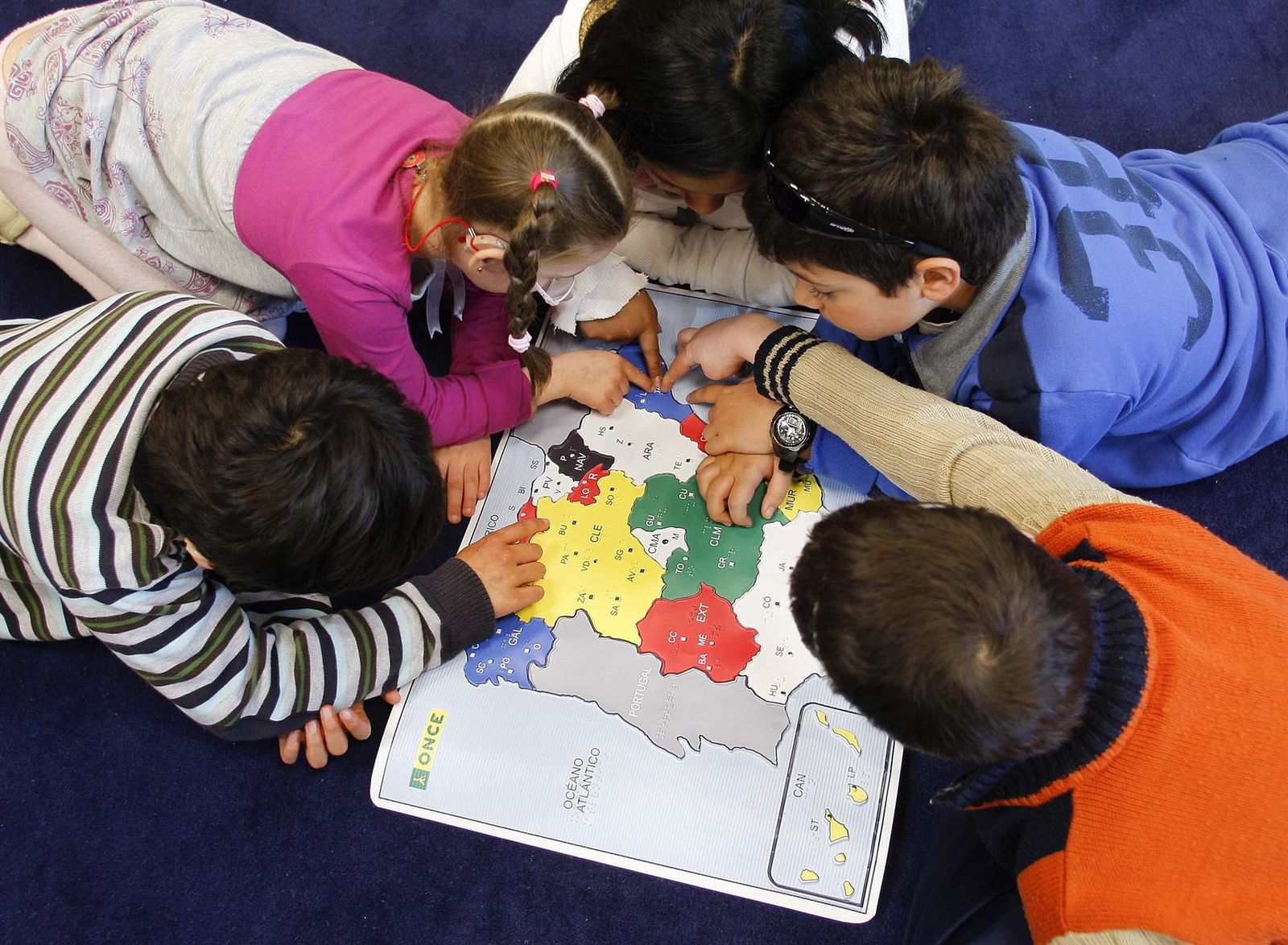 Niños en un aula con un mapa adaptado EP