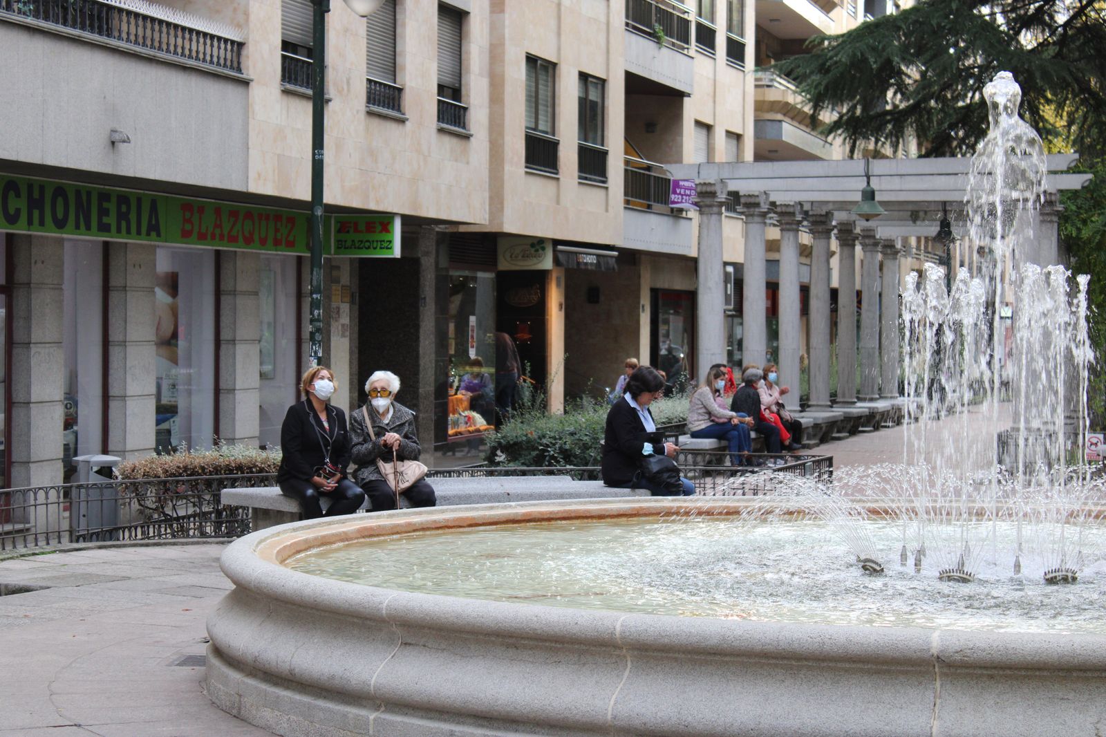 Personas sentadas en el paseo de Carmelitas | Foto: S24H