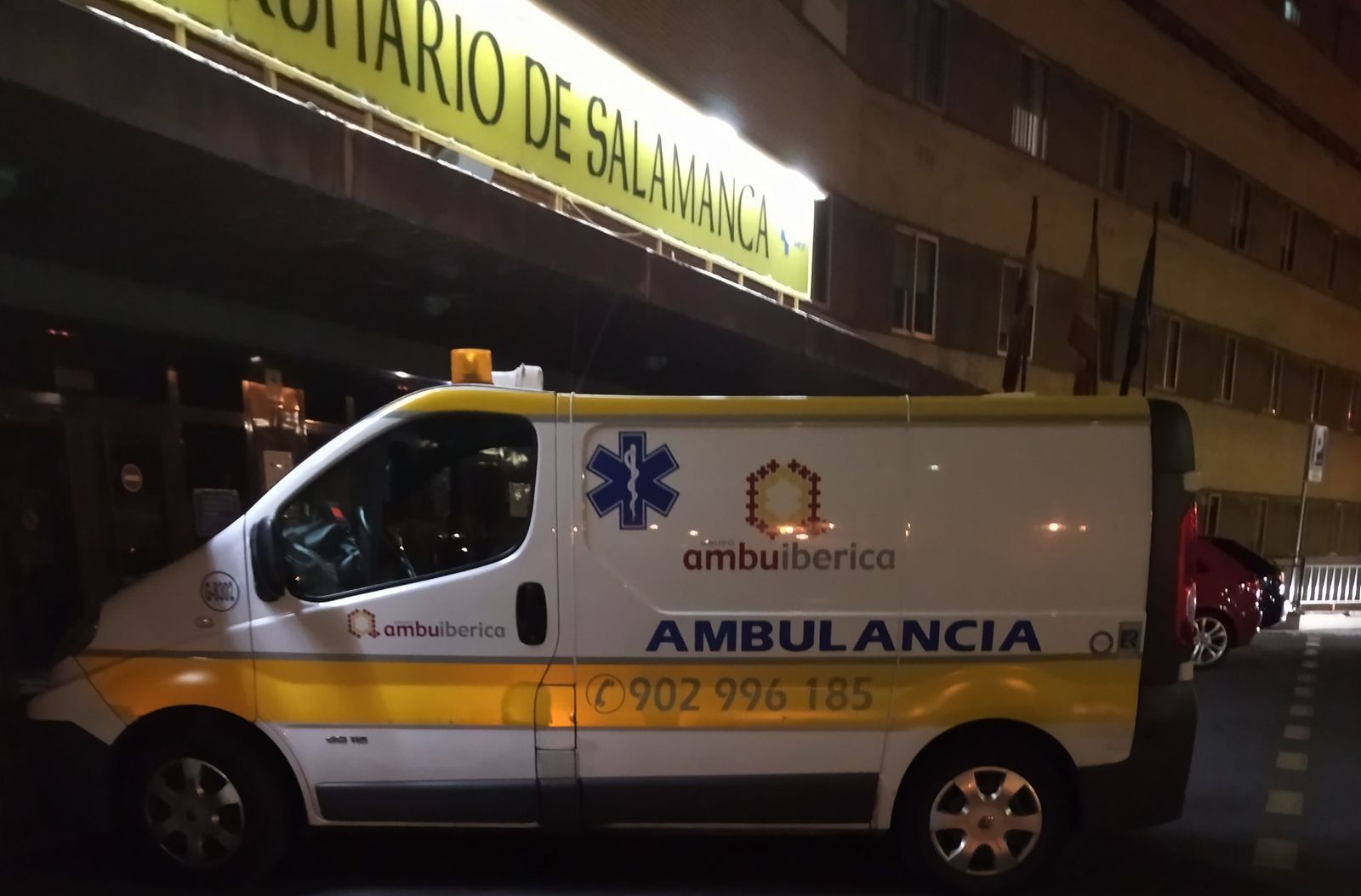 Esta es la ambulancia que recoge al paciente de 89 años pasadas las 23.00 horas