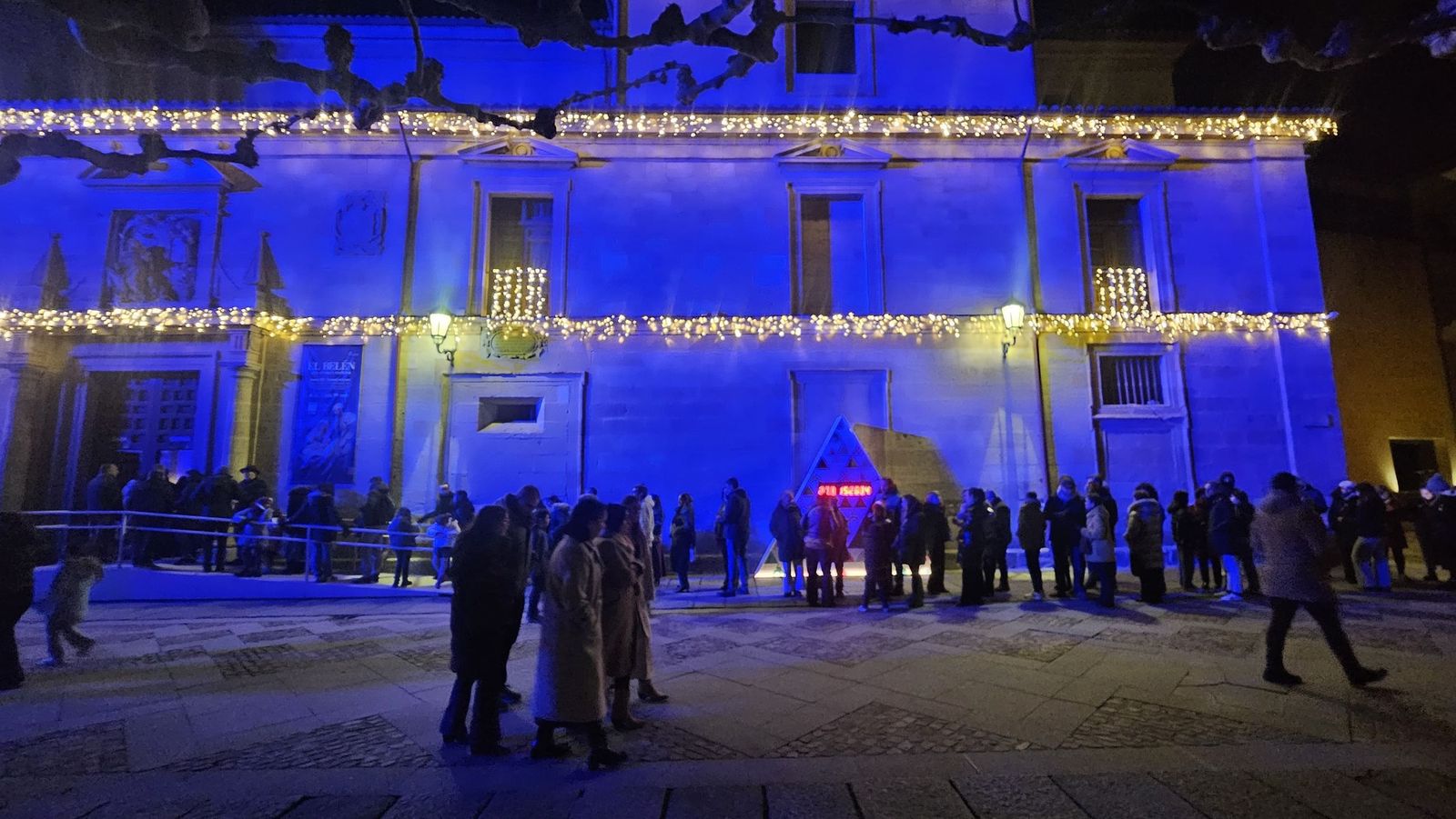 Cola para visitar el Belén de la Diputación