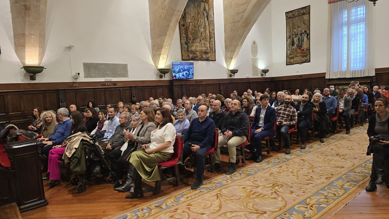 El rector de la Universidad de Salamanca preside el acto de toma de posesión de nuevos cargos académicos y del personal docente e investigador
