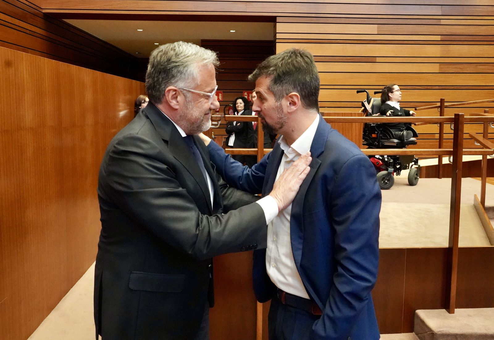 Miriam Chacón  ICAL. El presidente de las Cortes Carlos Pollán se despide del ya senador Luis Tudanca al término del Pleno