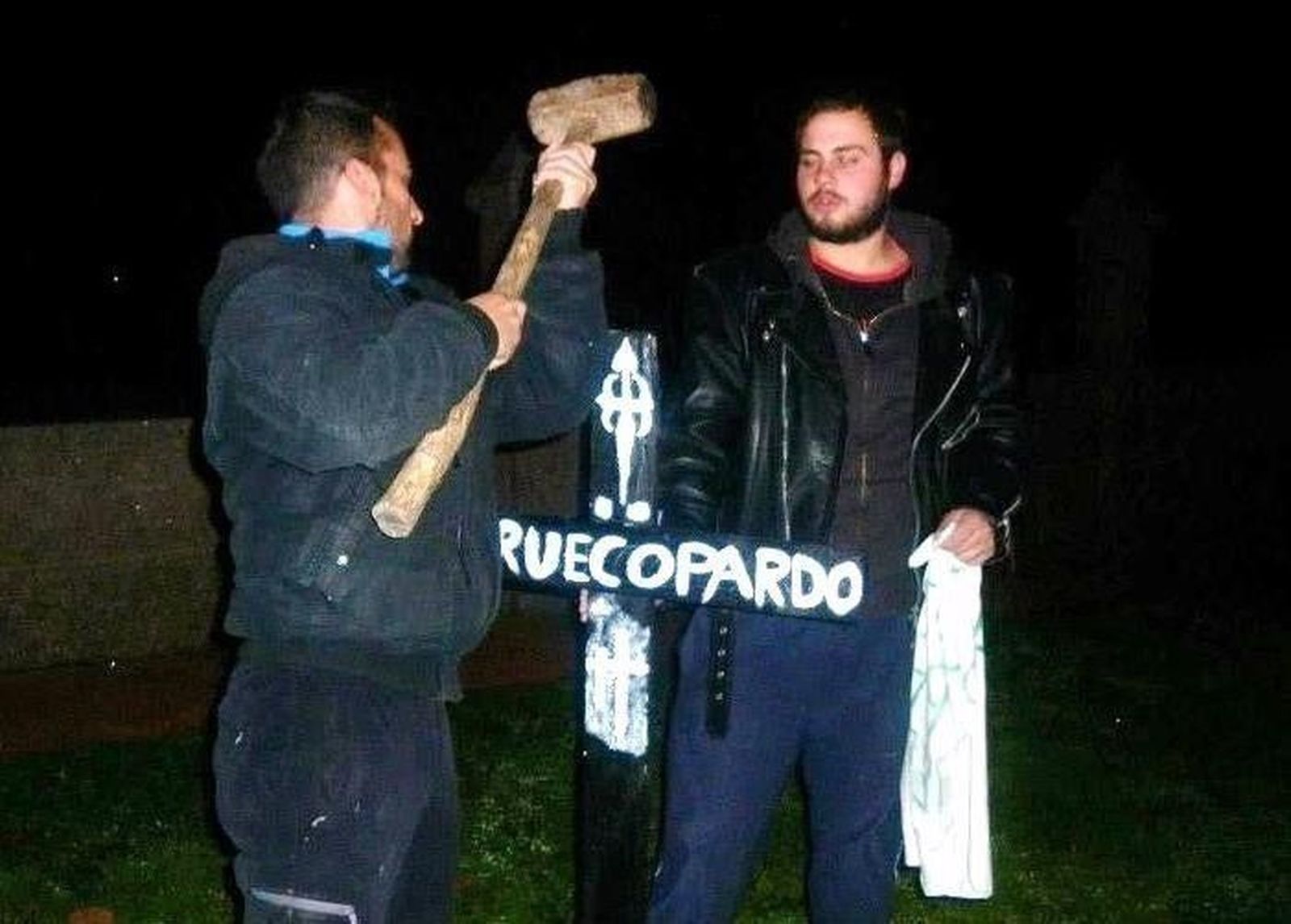 Cruces en la carretera para simbolizar la muerte de los pueblos por carencias sanitarias