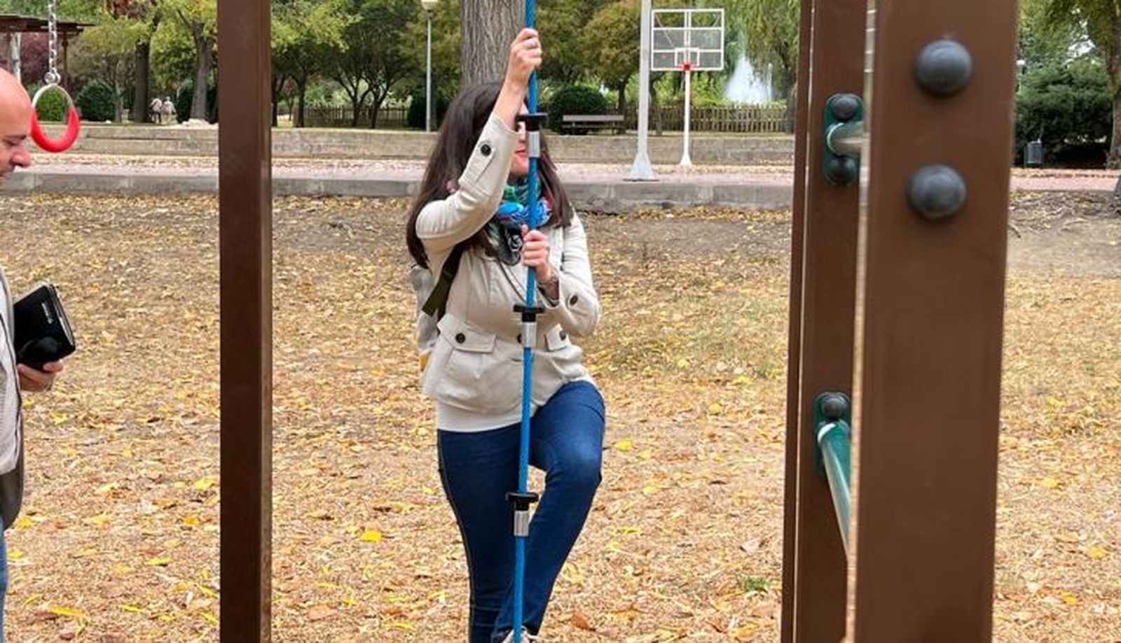 La concejala de Parques y Jardines, Miryam Rodríguez presenta la zona de calistenia y vóleyplaya en el Parque de los Jesuitas. Foto S24H (4)