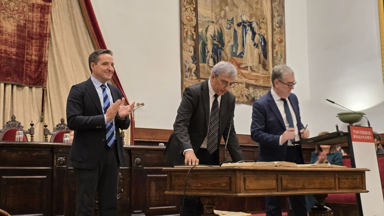 El rector de la Universidad de Salamanca preside el acto de toma de posesión de nuevos cargos académicos y del personal docente e investigador