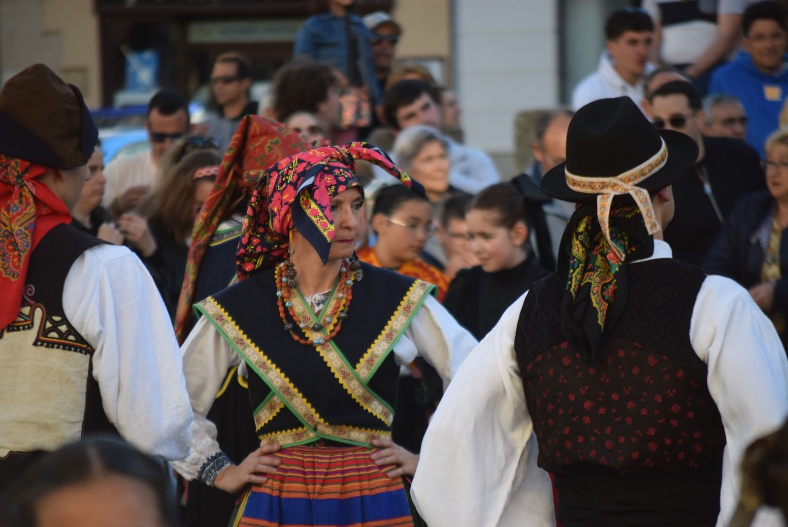 dona-urraca-celebra-en-la-plaza-mayor-el-dia-de-la-danza-22