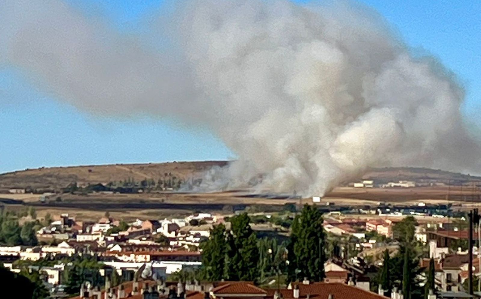 Incendio de rastrojos en la carretera de Matilla de los Caños