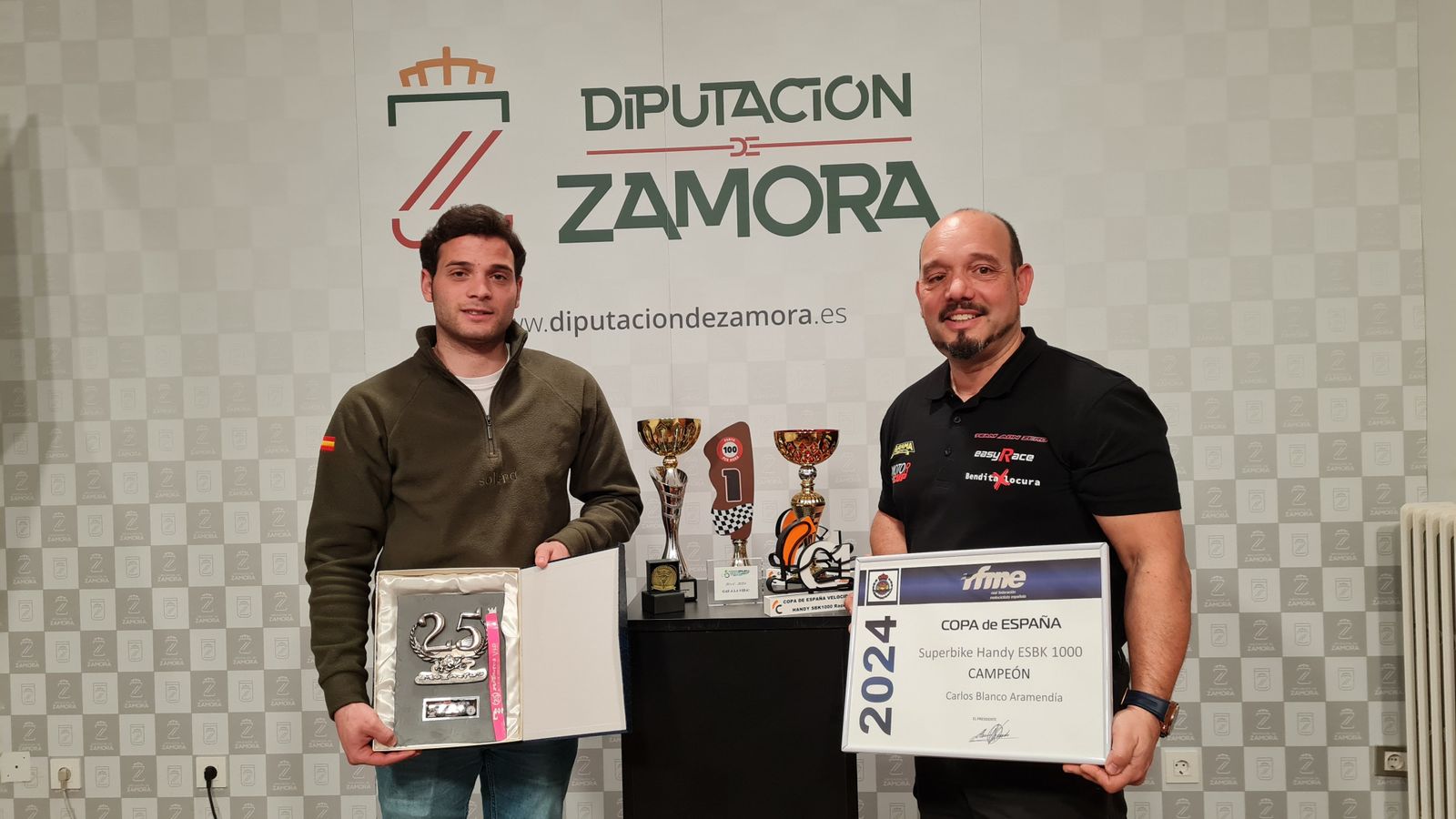 El diputado de Deportes con el piloto Carlos Blanco.