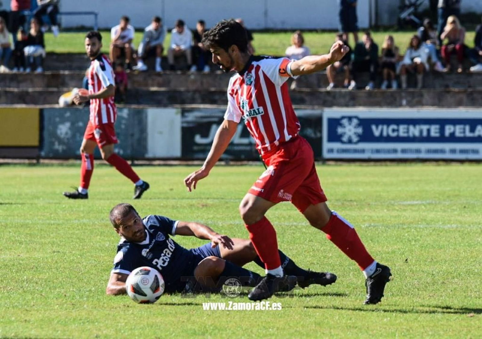 Un instante del partido correspondiente a la primera vuelta