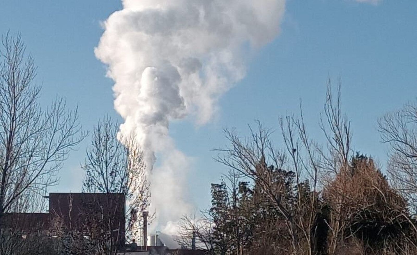 Imagen fábrica rio. Cuidamos Villamayor