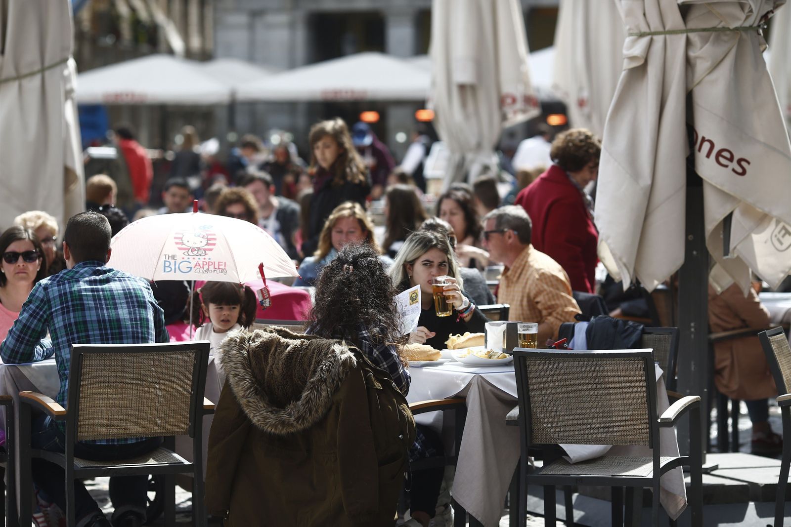 Bar, bares, gente, personas, persona, turismo en Madrid, turistas, turista, terraza, terrazas, salir, tomar algo, tomando algo, beber, bebiendo, comer, comiendo, restaurante, restaurantes, Plaza Mayor