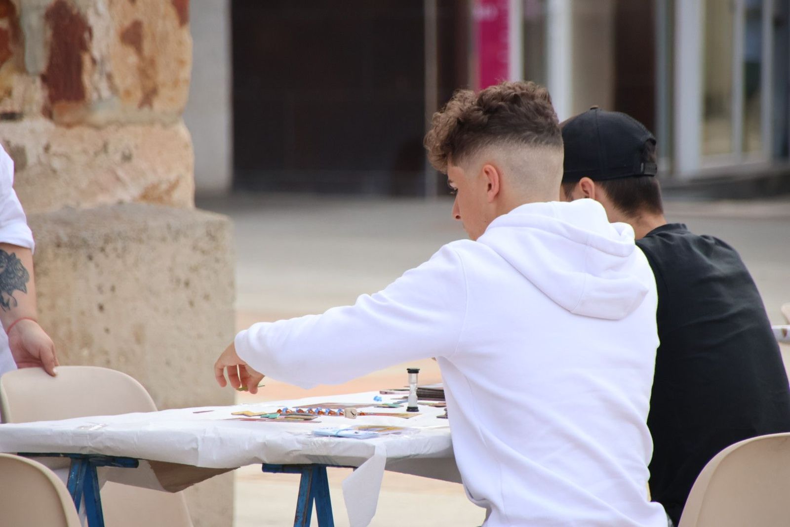 Inicio de fiestas en Carbajosa con la apertura de las casetas en el recinto ferial y juegos  en la plaza del ayuntamiento para los niños