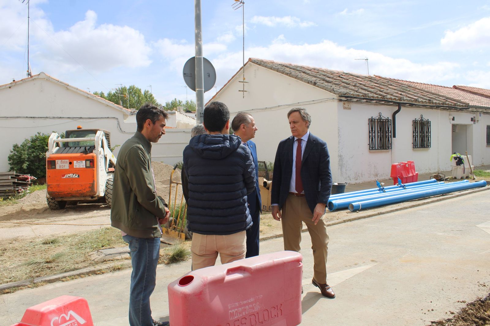 Carbayo visita las obras de la segunda fase de urbanización del barrio de La Vega