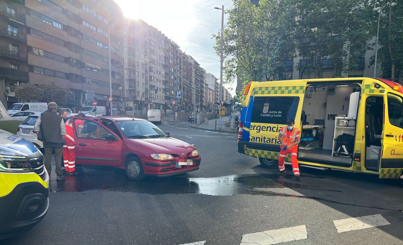 GALERÍA | Una niña de seis años resulta herida tras una colisión en la rotonda de la Unión Deportiva Salamanca