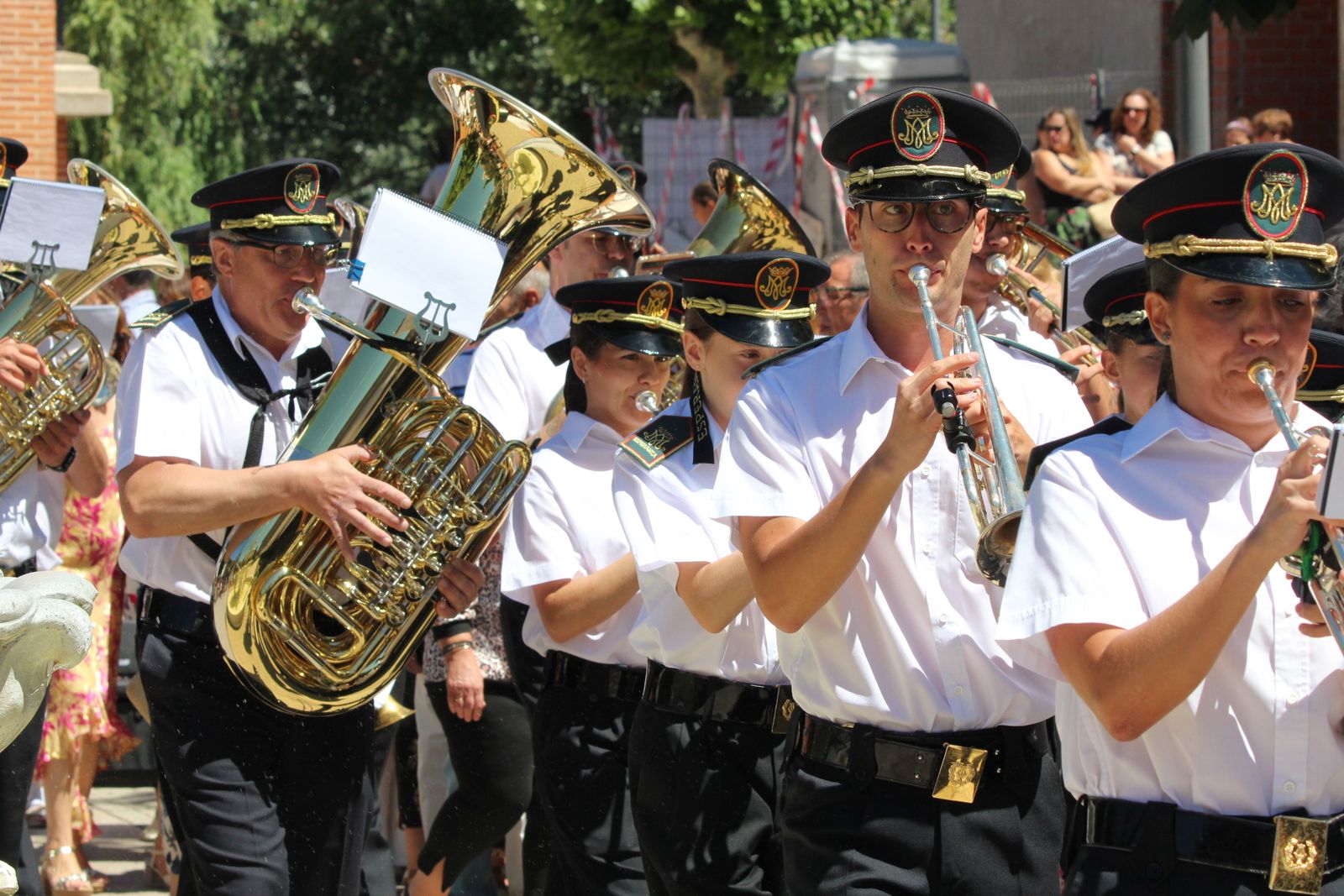 Misa solemne en honor a Santa Marta y a continuación procesión y vino español en el paseo fluvial.