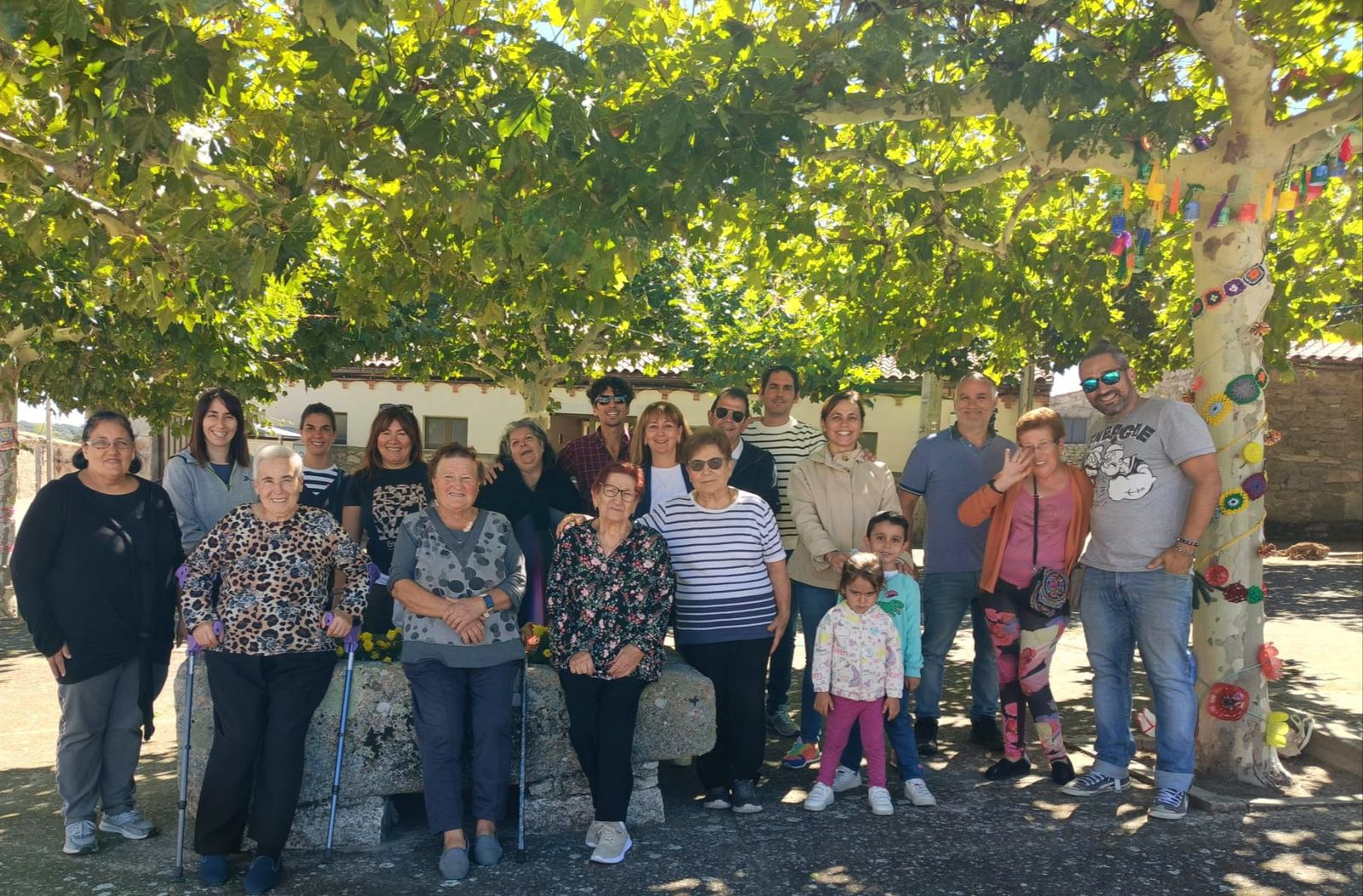 los-vecinos-de-roelos-visten-los-arboles-10