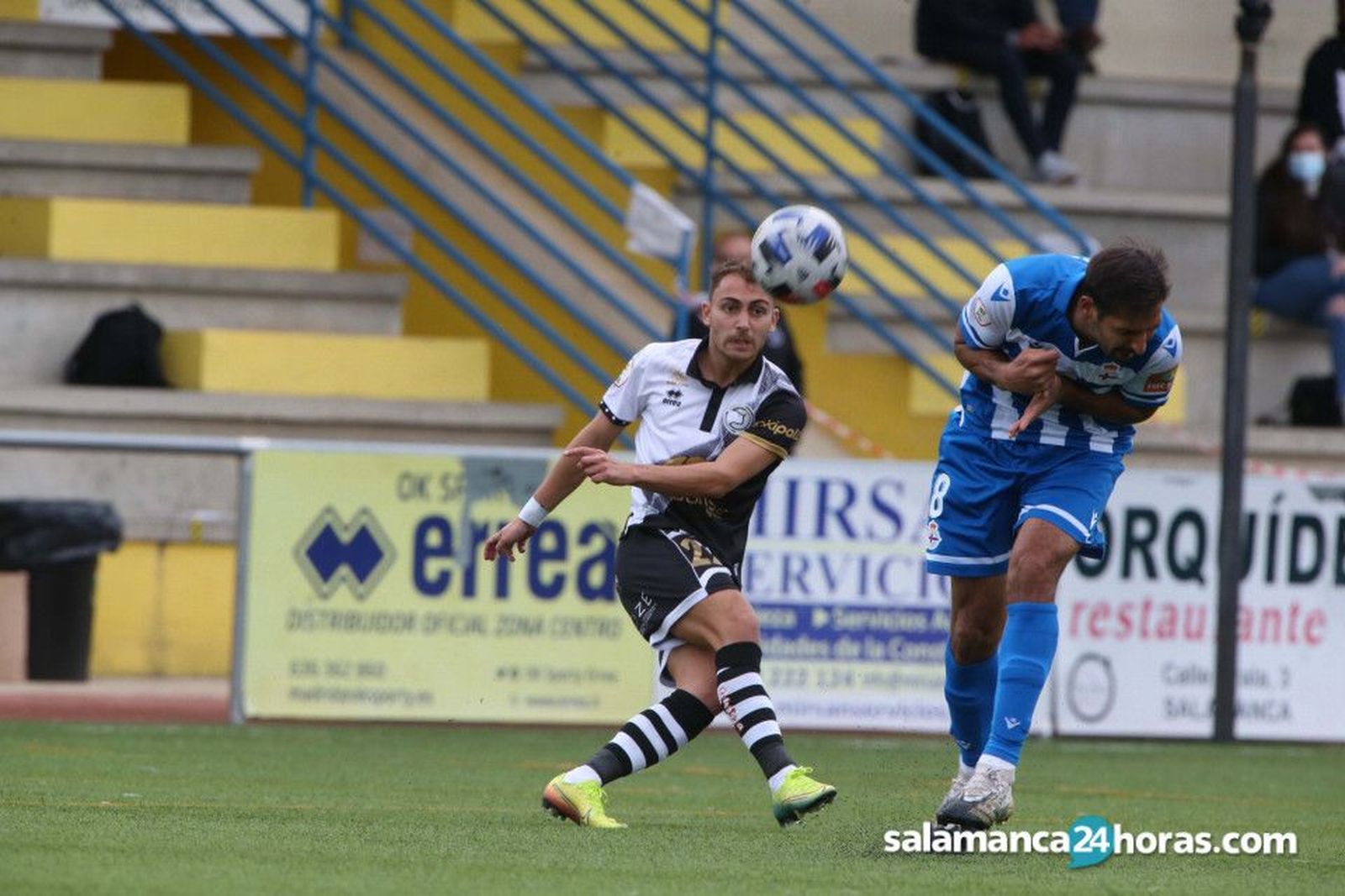 Álex Rey da un pase en largo ante el Deportivo.