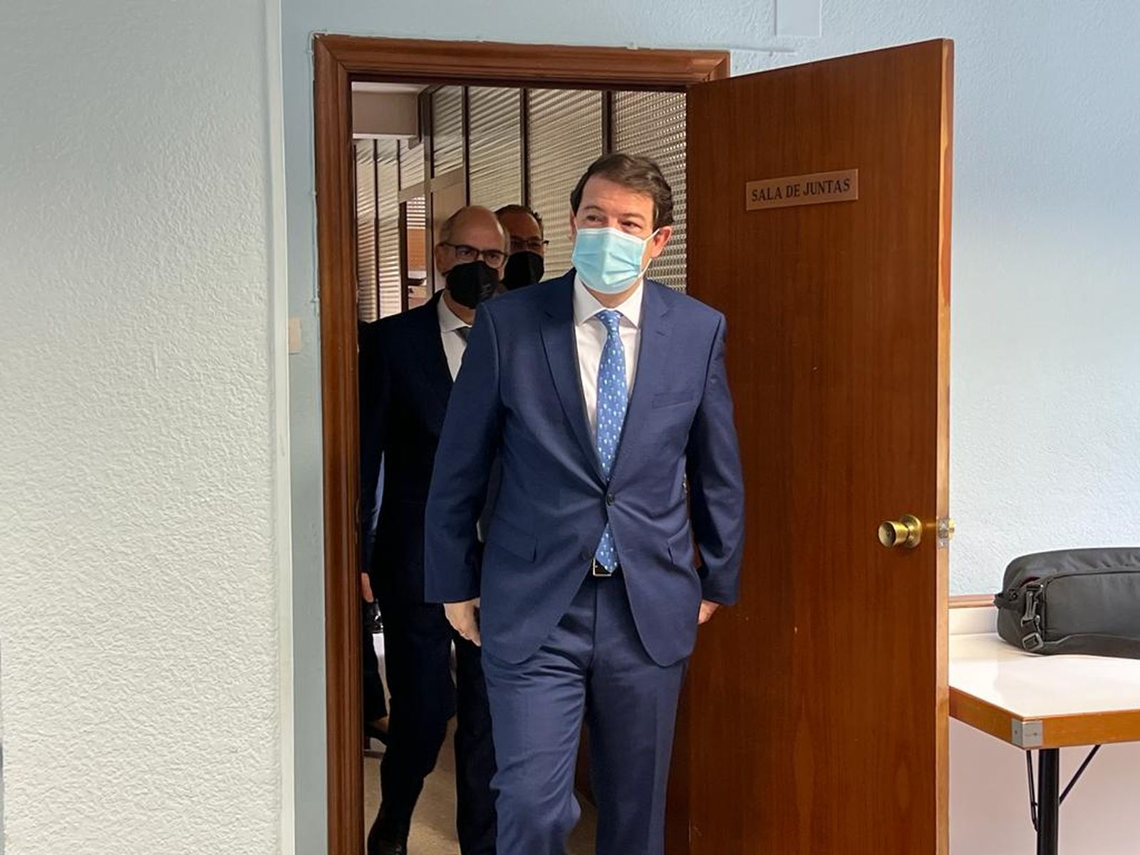 Alfonso Fernández Mañueco vota en la sede del PP de Salamanca de cara al congreso nacional extraordinario de los populares