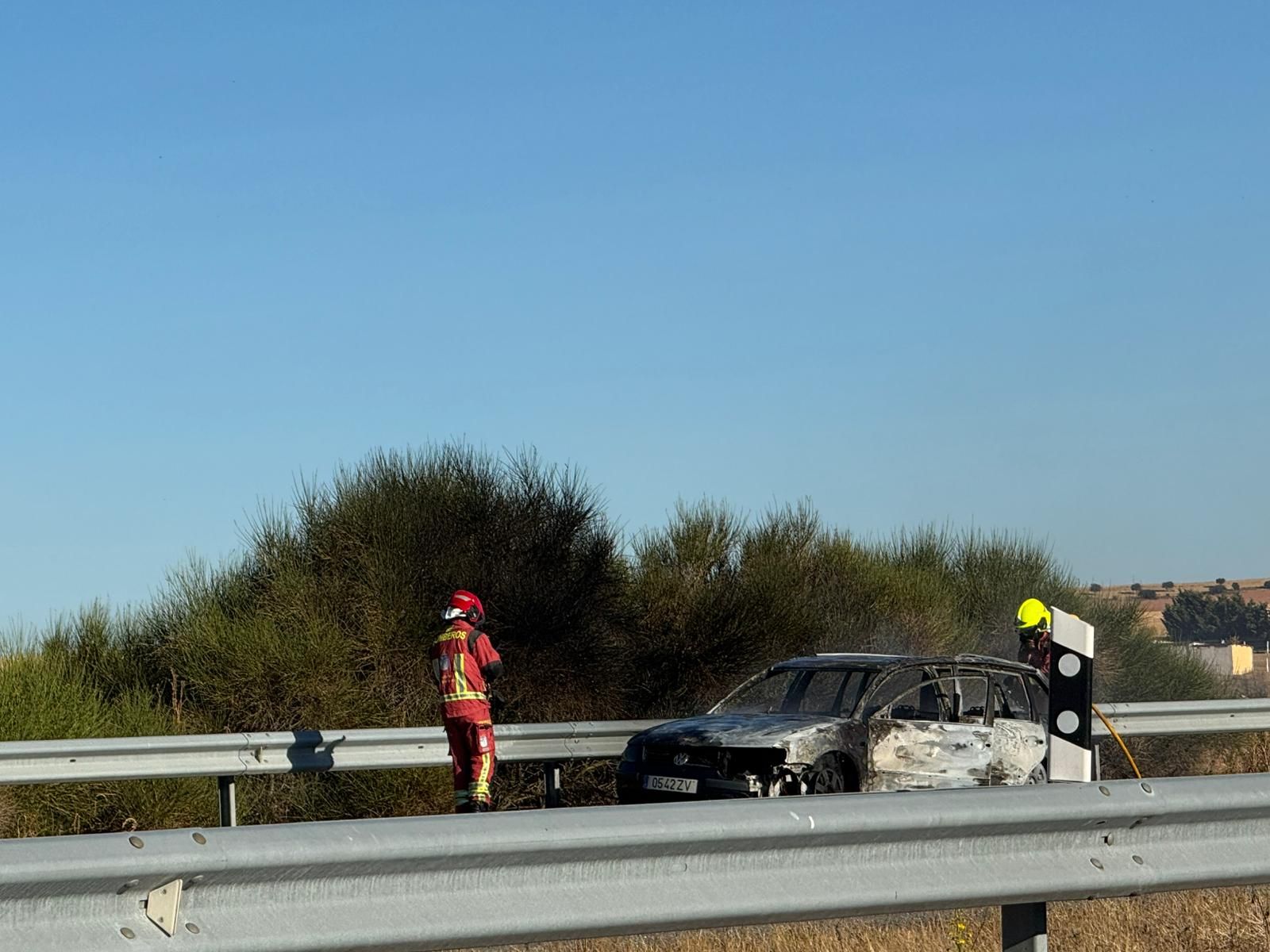 Un coche echa a arder en la autovía y moviliza a bomberos y Guardia Civil