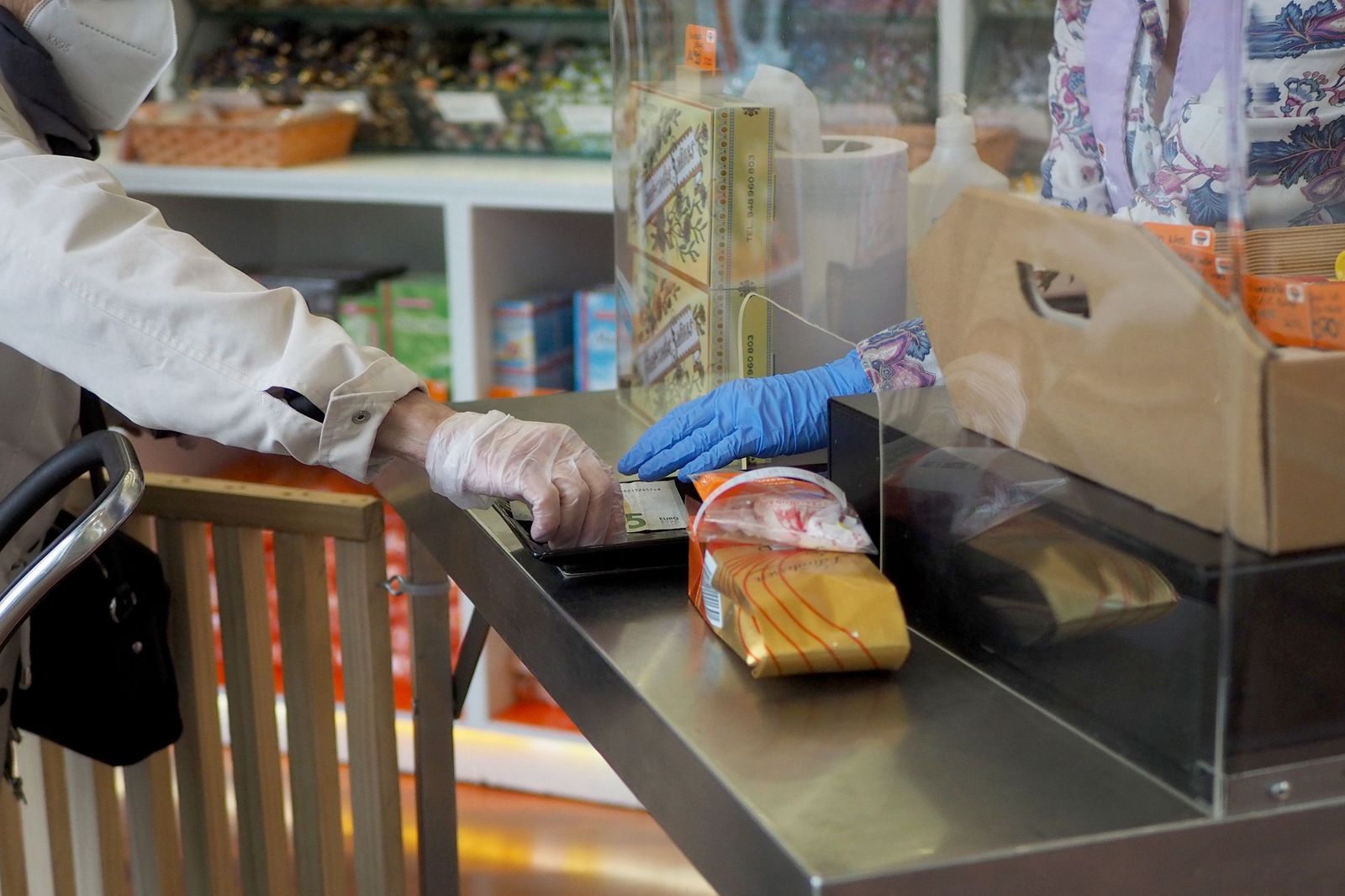 Una persona es atendida por una trabajadora de una farmacia de Vitoria, durante el día 46 de estado de alarma por la crisis del Covid-19, donde los movimientos están permitidos tan solo a menores de