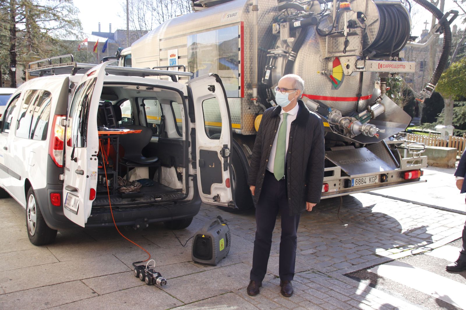 Javier Iglesias presenta el nuevo camión para la limpieza de redes y depuradoras