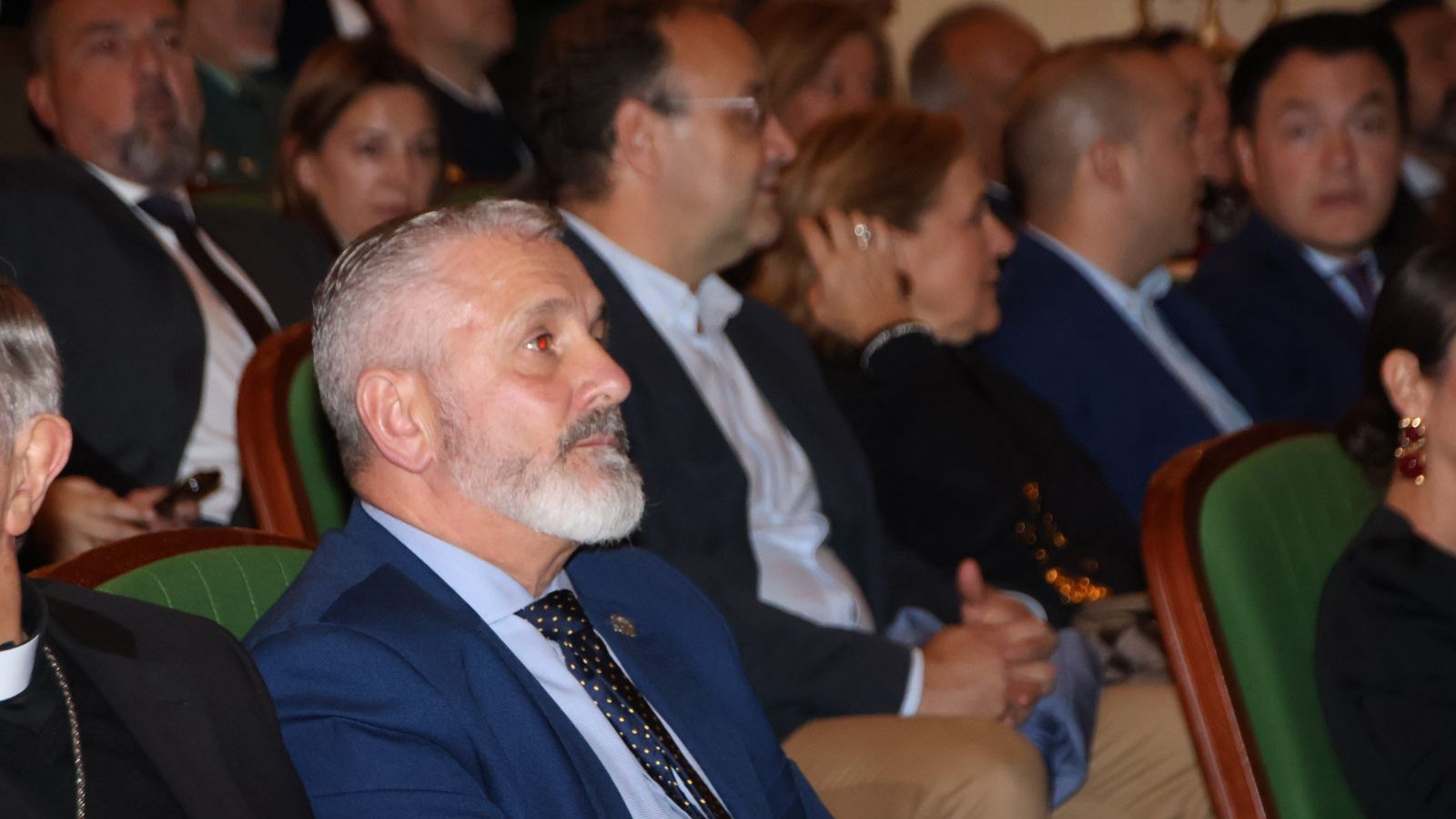  El presidente de la Junta de Cofradías de la Semana Santa de Salamanca, Francisco Hernández sentado entre el público