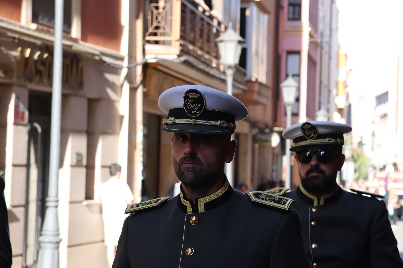 La Exaltación de la Cruz procesiona por las calles de Zamora rumbo a la carpa de San Bernabé
