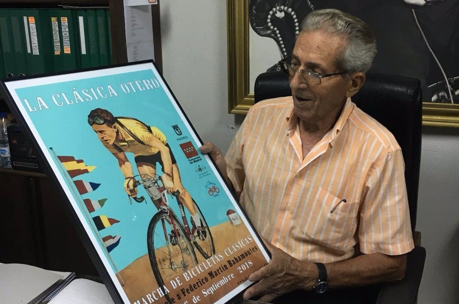 Archivo - Federico Martín Bahamontes observa el cartel de la Clásica Otero - OTERO - Archivo