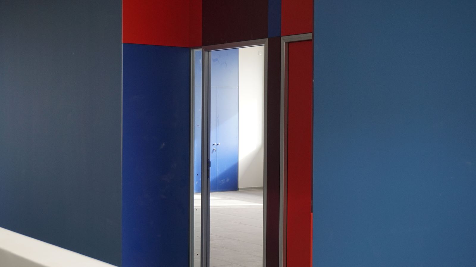 el-director-general-de-centros-e-infraestructuras-jose-migel-saez-visita-la-ultima-fase-al-ceip-maria-moliner-de-castellanos-de-moriscos-50