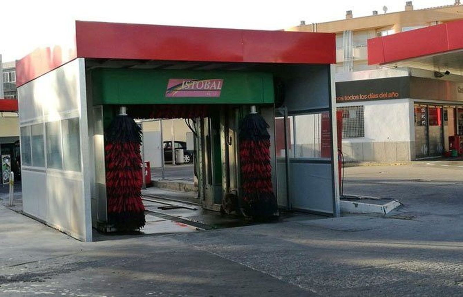 Cuatro detenidos por intentar robar en un auto-lavado