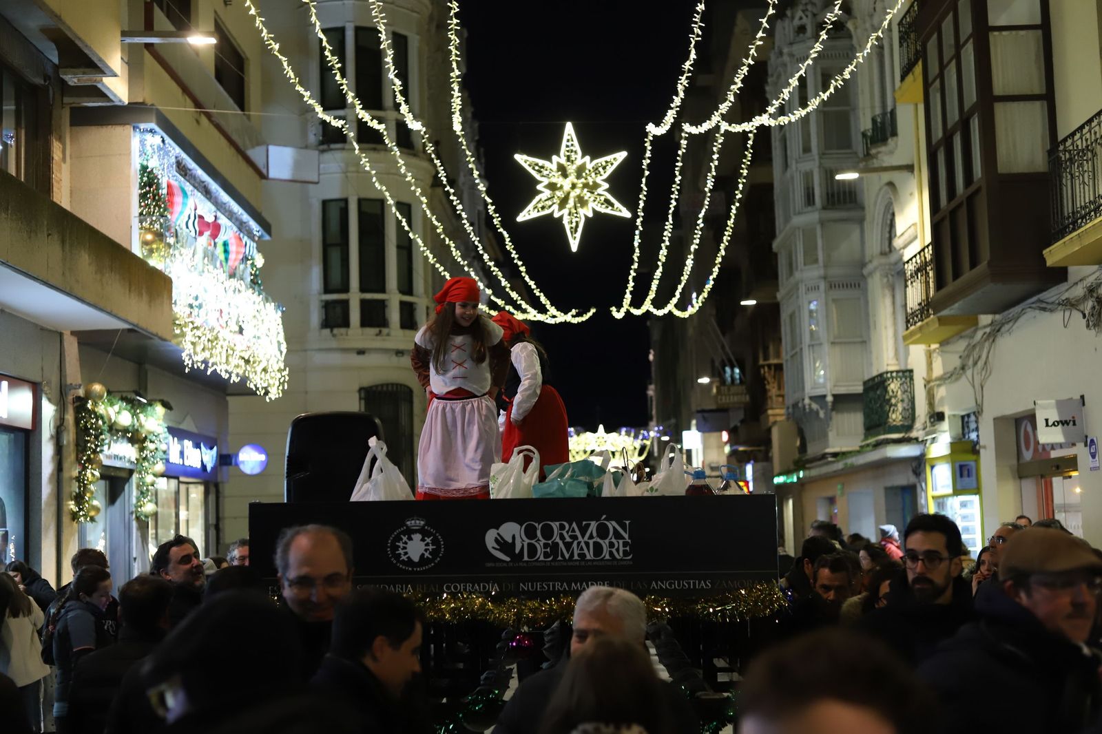 GALERÍA | La Cofradía de Nuestra Madre saca a las calles la Navidad más semanasantera y solidaria