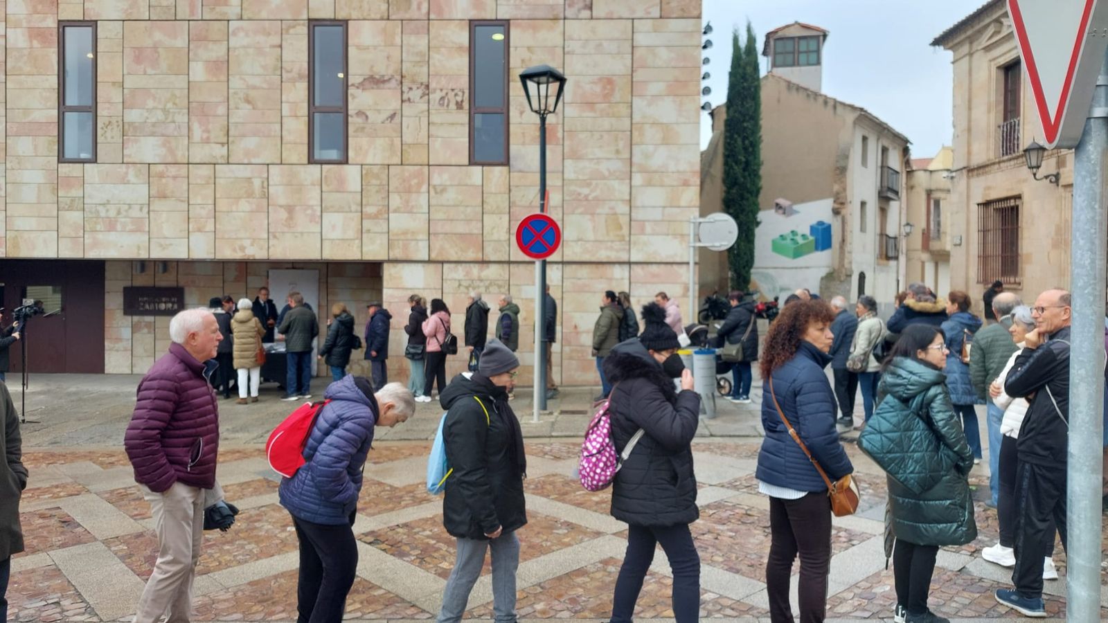 Colas para conseguir un calendario de la Diputación este jueves (2)