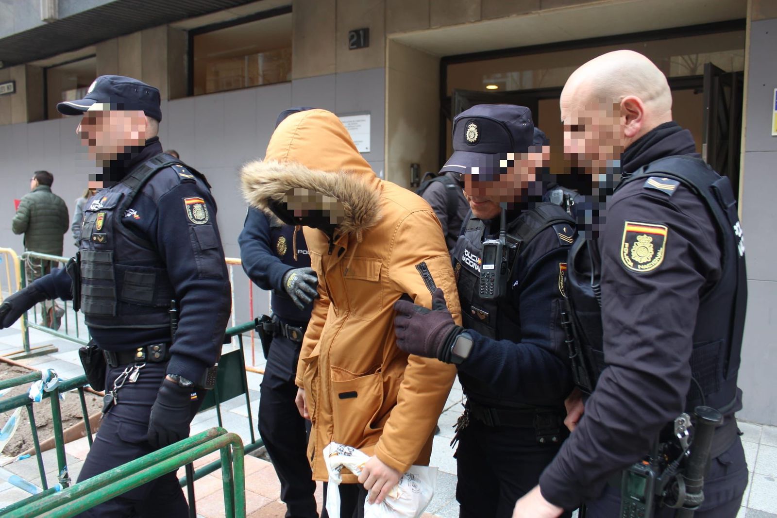 El menor que apuñaló a un joven de 26 años tras una pelea en la calle Correhuela a su salida de los Juzgados