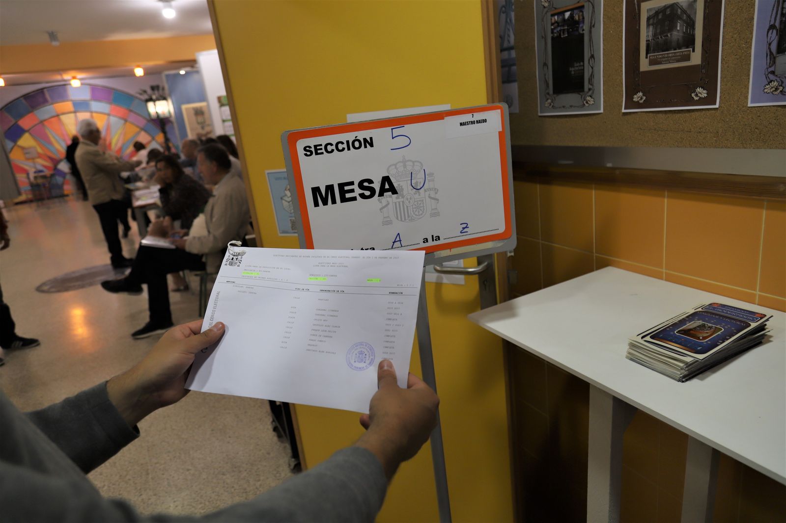 Un ciudadano consulta la lista del censo de una mesa en Zamora Foto: María Lorenzo