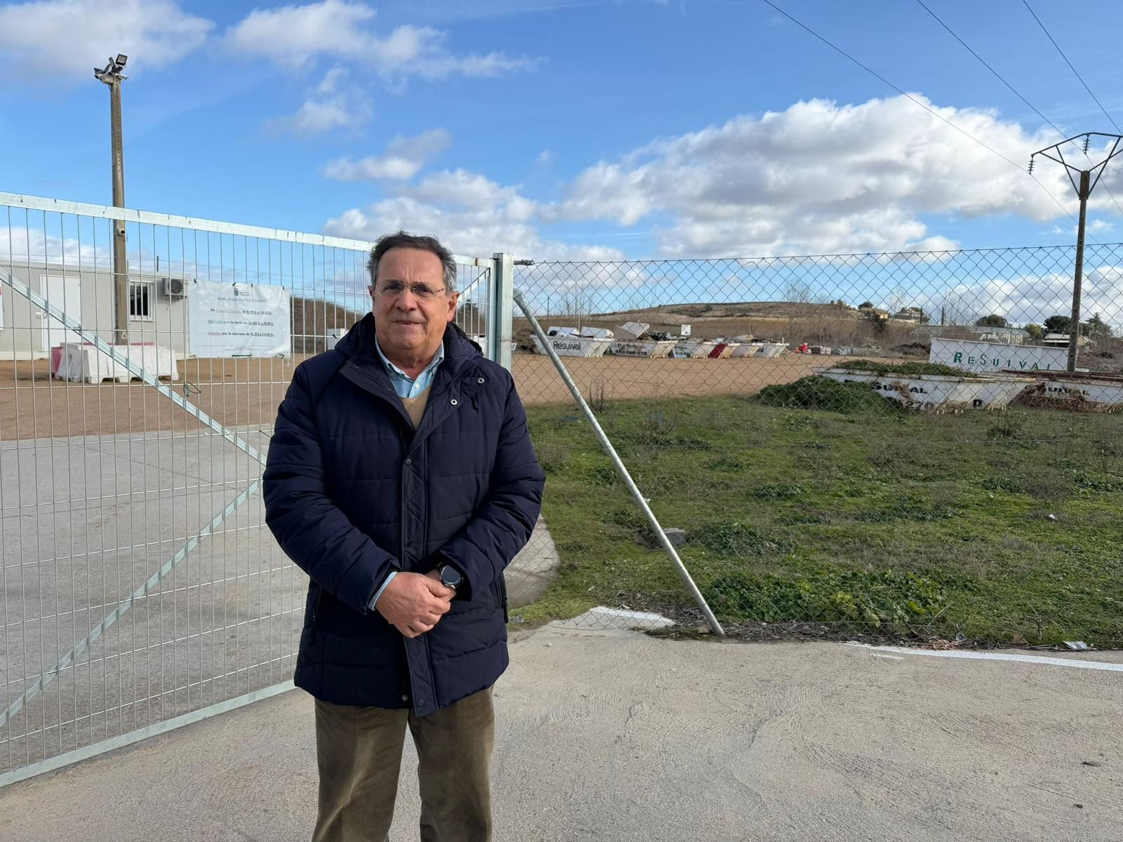 El concejal de medio ambiente Don Víctor Zato en el Punto Limpio de Villamayor.