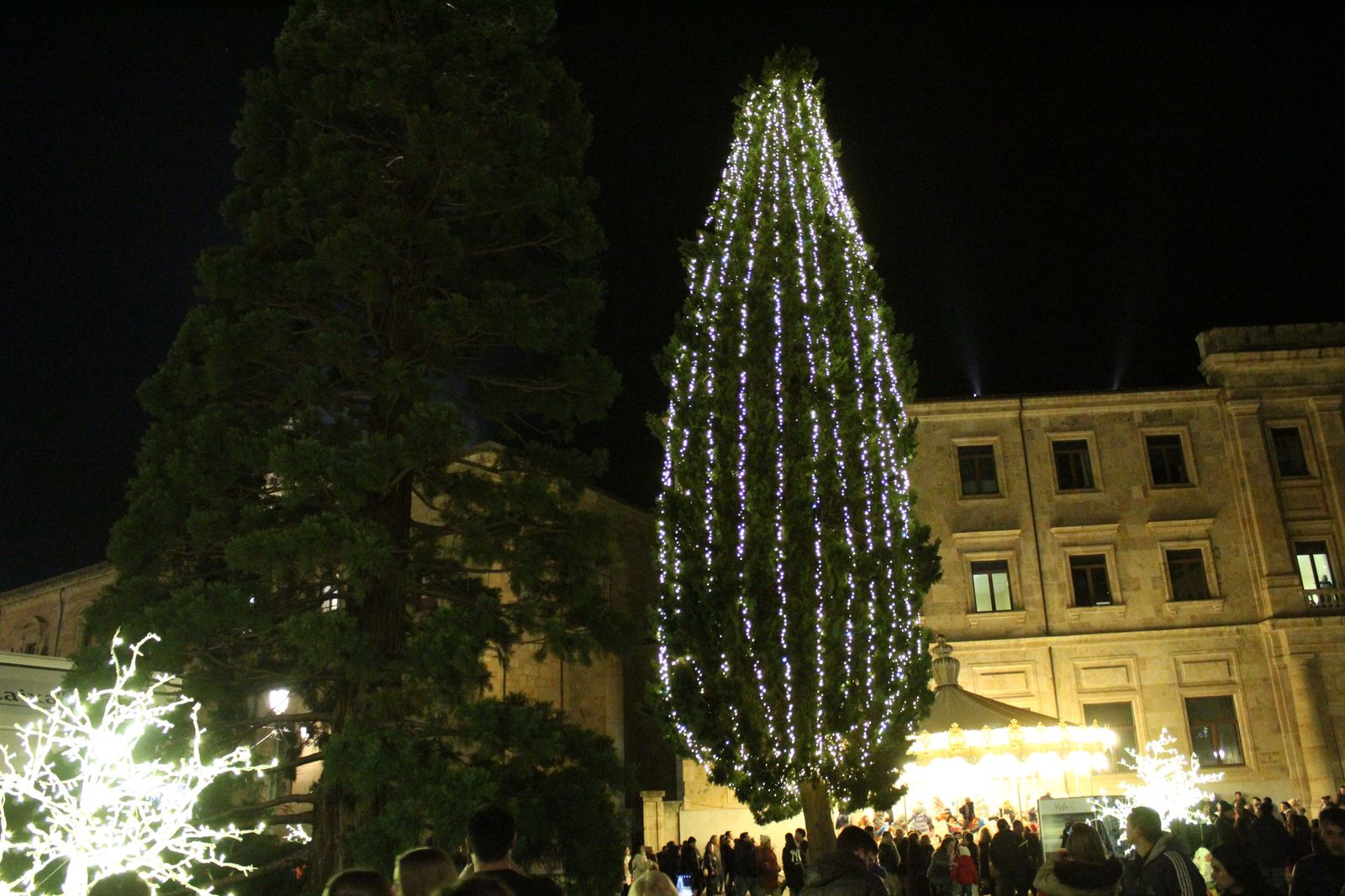 El alcalde hace la inaguración de la iluminación navideña en el Patio Chico.