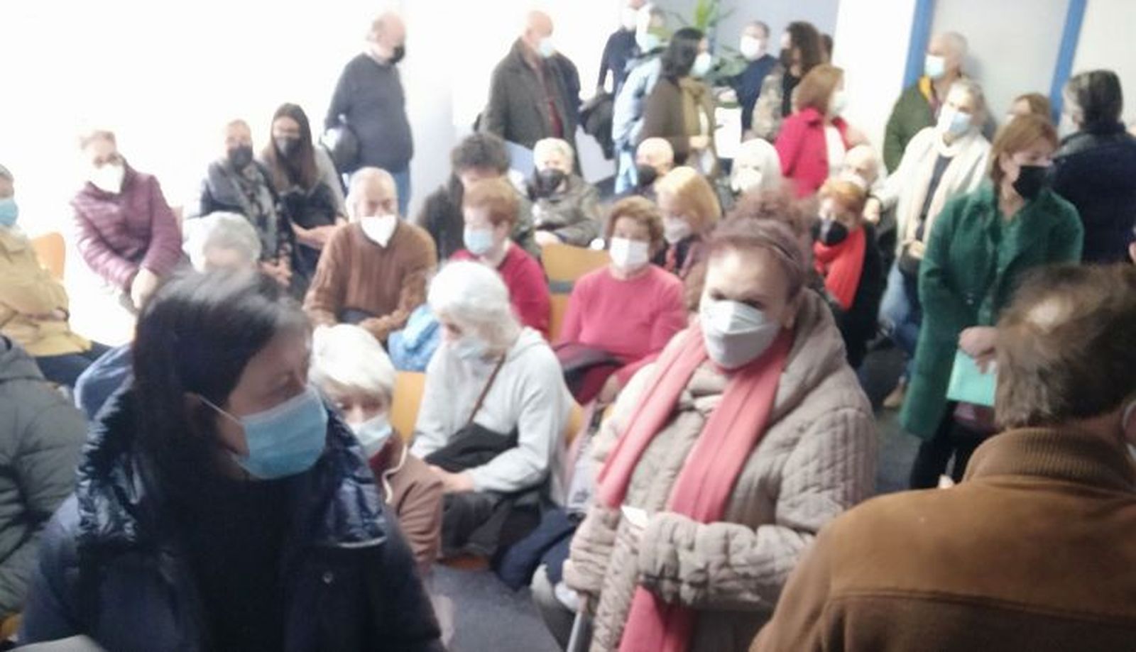 Pacientes en la sala de espera de la segunda planta del Hospital Virgen de la Vega