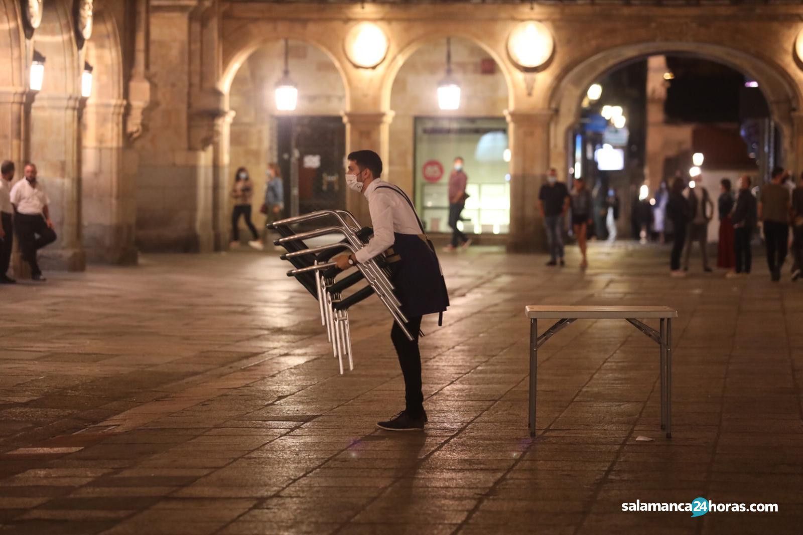 Un hostelero en la Plaza Mayor de Salamanca