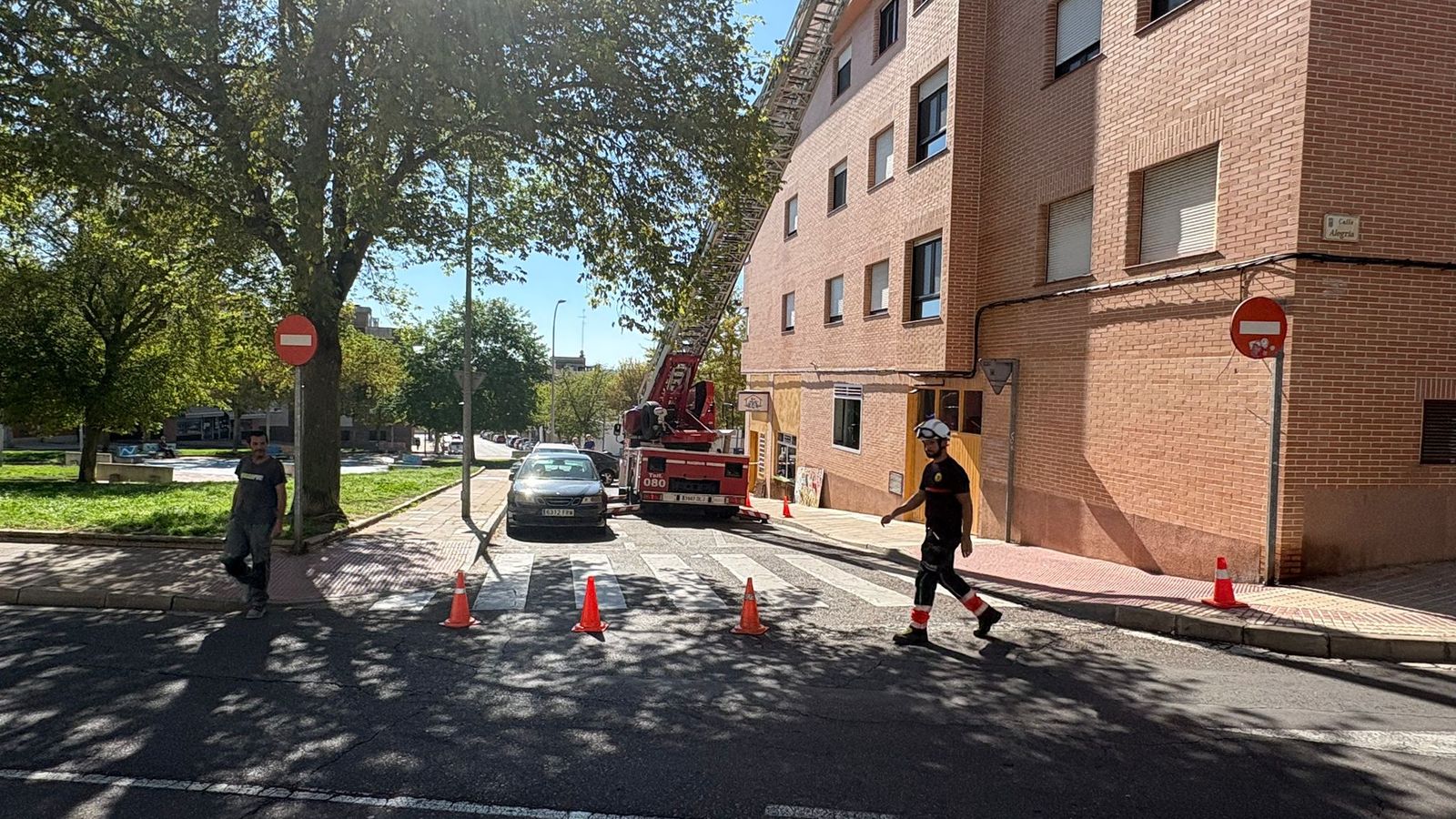 Intervención de los bomberos en la calle Almería por un desprendimiento