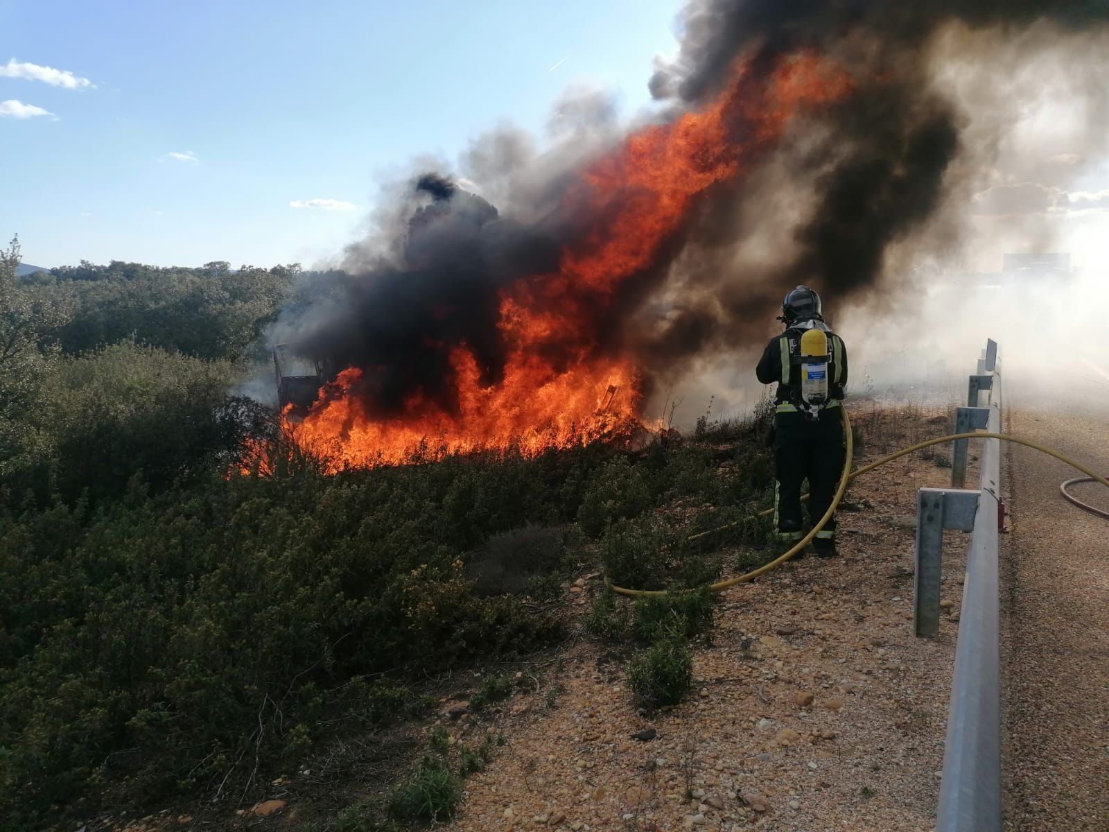 incendio-en-un-camion-tras-colisionar-con-una-furgoneta-8