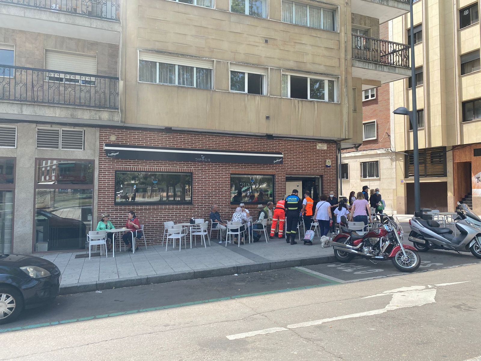 Policía Local y sanitarios atienden al hombre indispuesto en la terraza (1)