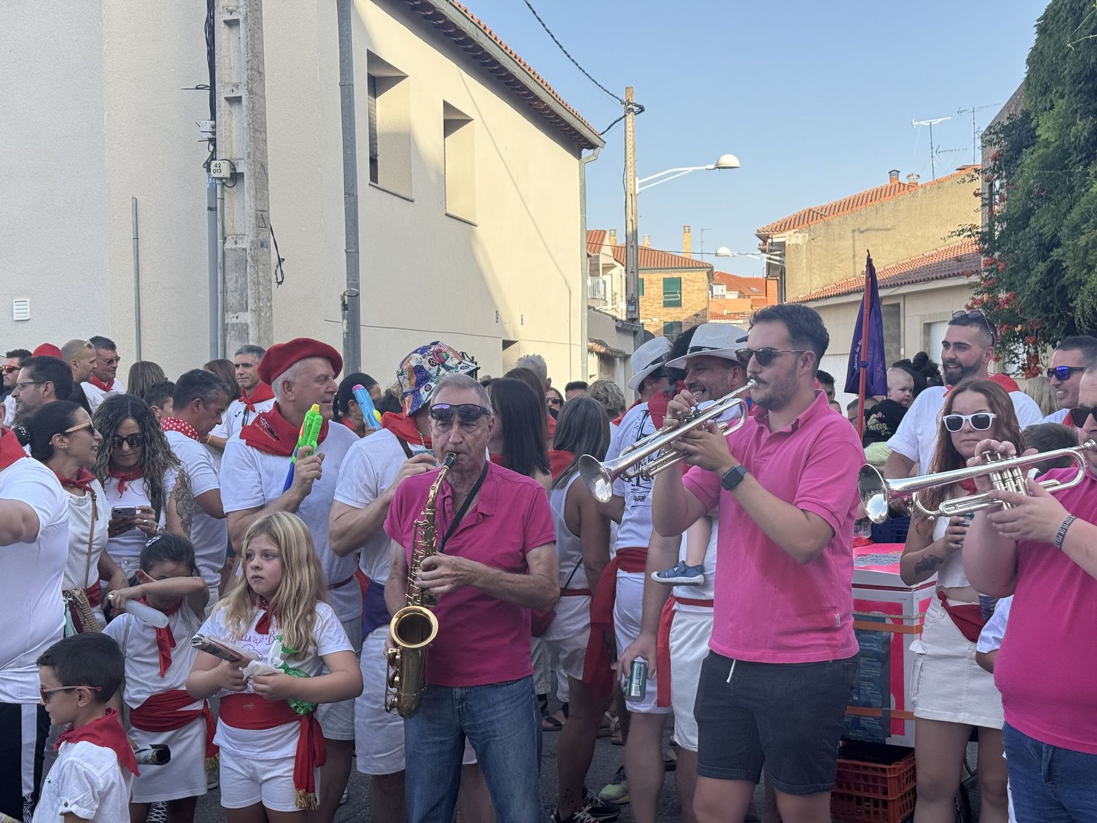 Castellanos de Moriscos. Paseo de peñas con la temática “Viva San Fermín”