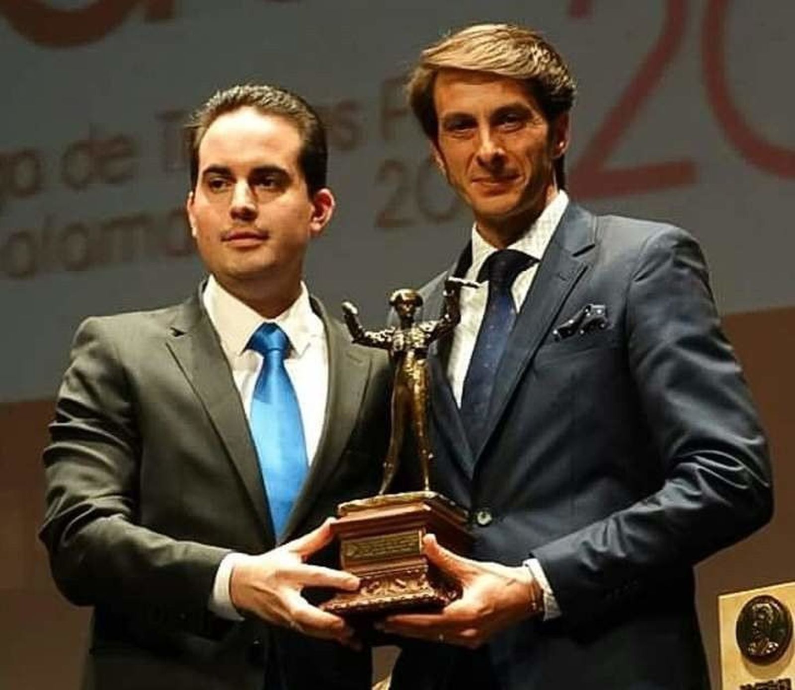 La Peña Albero Charro concede a Miguel Martín su premio al mejor par de banderillas de la Feria de Salamanca La Peña Albero Charro concede a Miguel Martín su premio al mejor par de banderillas de la Feria de Salamanca