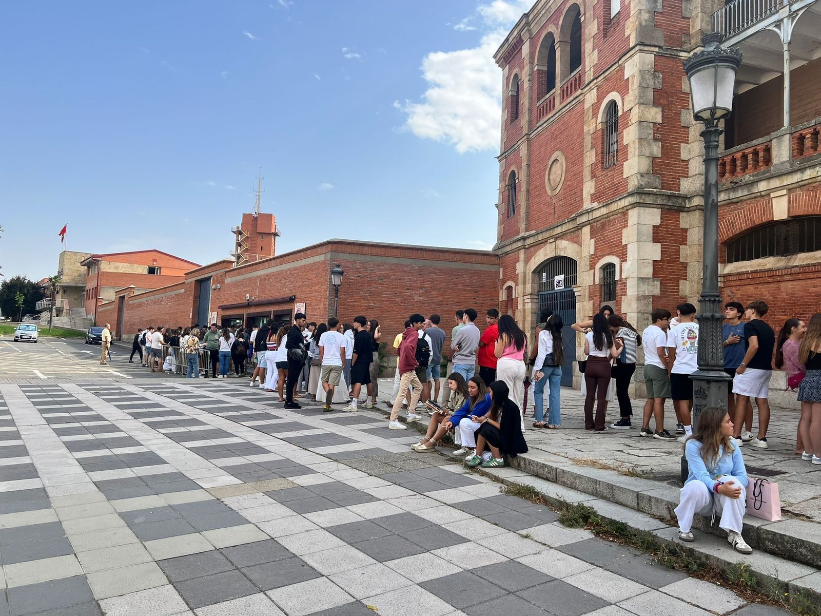 Colas para renovar los abonos en La Glorieta jueves, 29 de agosto. Foto SALAMANCA2HORAS